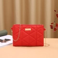Elegante borsa a tracolla rossa trapuntata con catena dorata e motivo a rombi - Rosso