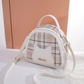 Dolce borsa a conchiglia bianca con motivo scozzese beige e decoro orecchie di gatto - Bianco