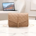 Elegante beige gesteppte Umhängetasche mit Goldkette und modischem Quastenanhänger - Aprikose