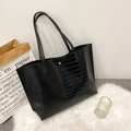Elegante schwarze Totebag mit Krokoprägung, langen Henkeln und goldenem Druckknopfverschluss - Schwarz