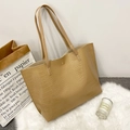 Grand sac cabas beige abricot avec texture crocodile élégante et fermoir doré - Kaki
