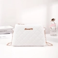 Elegante borsa a tracolla trapuntata bianca con catena dorata e logo metallico - Bianco ricamato