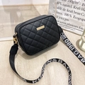 Sac caméra matelassé noir avec large bandoulière lettrée et détails en métal doré - Noir