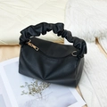 Borsa a cuscino in pelle nera martellata con manico a pieghe e finiture dorate - Nero