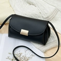 Borsa a tracolla nera minimalista con motivo litchi e fibbia dorata raffinata - Nero