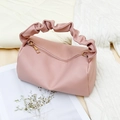 Borsa a cuscino in pelle rosa con grana litchi, manico increspato e dettagli dorati - Rosa