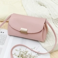 Borsa a tracolla rosa chiaro con trama litchi e chiusura dorata su tessuto a maglia - Rosa