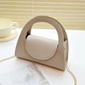Sac à main beige en cuir grainé avec chaîne dorée et poignée demi-lune élégante - Gris