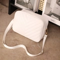 Bolso bandolera blanco con acolchado en V, correa de tela y detalles metálicos dorados - Blanco