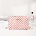 Sac bandoulière rose à pois avec bandoulière chaîne dorée et logo métallique - Rose à Pois