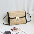 Sac bandoulière en paille tressée avec motif en V et bordure noire en similicuir chic - Noir