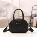 Elegante schwarze Stepphandtasche mit goldenem Logo und abnehmbarem breitem Gurt - Schwarz
