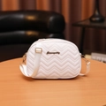 Borsa a tracolla bianca trapuntata a onde con logo dorato e cinturino regolabile - Bianco