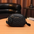 Borsa a tracolla nera con trapuntatura a onde e logo dorato su piano in legno - Nero