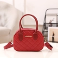 Borsa a tracolla rossa trapuntata in pelle con zip dorata e tracolla regolabile - Rosso