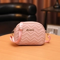 Borsa a tracolla rosa trapuntata con ricamo a onde e logo in metallo oro - Rosa