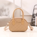 Beige gesteppte kleine Handtasche mit Goldlogo, Tragegriffen und breitem Schultergurt - Aprikose