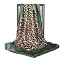 Foulard di seta quadrato con stampa leopardata e bordo verde smeraldo su stand nero - 90*90cm / Verde