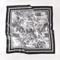 Dettaglio di un foulard di seta satinata 90cm con stampa Toile de Jouy bianca e nera - 90cmx90cm / Nero
