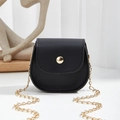 Mini schwarze halbrunde Umhängetasche mit Litschi-Textur und goldener Kette - Schwarz