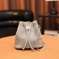 Sac seau gris clair à cordon en toile texturée avec finitions dorées élégantes - Gris