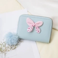 Süße hellblaue Mini-Brieftasche mit rosa gepunkteter Schleife und Plüsch-Pompon-Anhänger - Blau