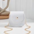 Weiße Mini-Umhängetasche aus Leder mit goldener Kette und rundem Metallverschluss - Weiß