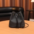 Sac seau minimaliste noir à cordon en cuir grainé avec longue bandoulière fine - Noir