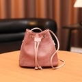 Sac seau rose poudré avec cordon de serrage en daim doux et une bandoulière élégante - Rose