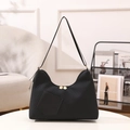 Bolso hobo negro elegante con costuras en V y cremallera dorada para mujer urbana - Negro