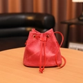 Sac seau à cordon rouge chic en toile texturée avec des détails d'œillets dorés - Rouge