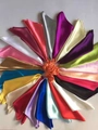 Palette détaillée de foulards carrés en satin de soie de diverses couleurs vives - Carte de Couleur