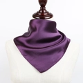 Détail d'un foulard carré en satin violet foncé avec un lustre doux sur un mannequin blanc - Violet foncé