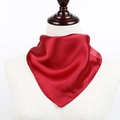 Carré de soie en satin rouge 60x60cm porté comme un foulard sur un mannequin - Bordeaux