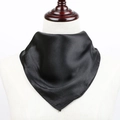 Détail d'un élégant foulard en satin noir noué sur mannequin au fini soyeux - Noir