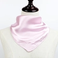 Carré en satin rose plié et exposé sur un buste de mannequin en tissu blanc - Rose Clair