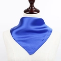 Gros plan d'un foulard en satin bleu roi noué autour du cou d'un mannequin effet soie - Bleu