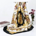 Vue détaillée d'un foulard en soie baroque avec motifs de chaînes dorées et imprimés floraux - Noir