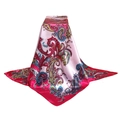 Détail du motif cachemire violet sur un foulard en satin soyeux au drapé élégant - 90x90cm / Rose rouge