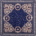 Pañuelo de seda cuadrado azul marino con motivos barrocos de coronas doradas a plano - Estilo de Tamaño Grande / Azul marino