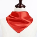 Foulard carré en satin rouge soyeux noué autour du cou pour un look élégant - Rouge