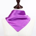 Carré de soie en satin violet élégant 60x60cm noué sur le cou d'un mannequin - Violet