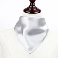 Foulard carré élégant en satin gris argenté avec finition soyeuse sur un mannequin - Gris clair