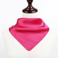 Foulard en satin de soie magenta pour femme noué sur mannequin en couleur unie élégante - Rouge Rose