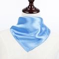 Carré de soie en satin bleu ciel noué sur mannequin avec texture de soie fine - Bleu Ciel