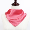 Carré de soie satiné rose rouge 60x60cm présenté sur un mannequin de buste blanc - Rouge pastèque