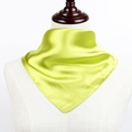 Carré de soie satiné vert éclatant avec une finition soyeuse sur un mannequin blanc - Vert clair