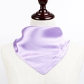 Carré de soie satiné violet élégant sur un mannequin avec une finition brillante - Violet Clair
