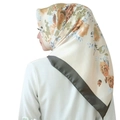 Elegante hijab in seta color crema con fiori arancioni e bordi verde oliva - Verde