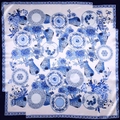 Eleganter chinesischer Seidenschal mit blau-weißem Porzellanmuster und Blumenmotiven - 90*90cm / Blau